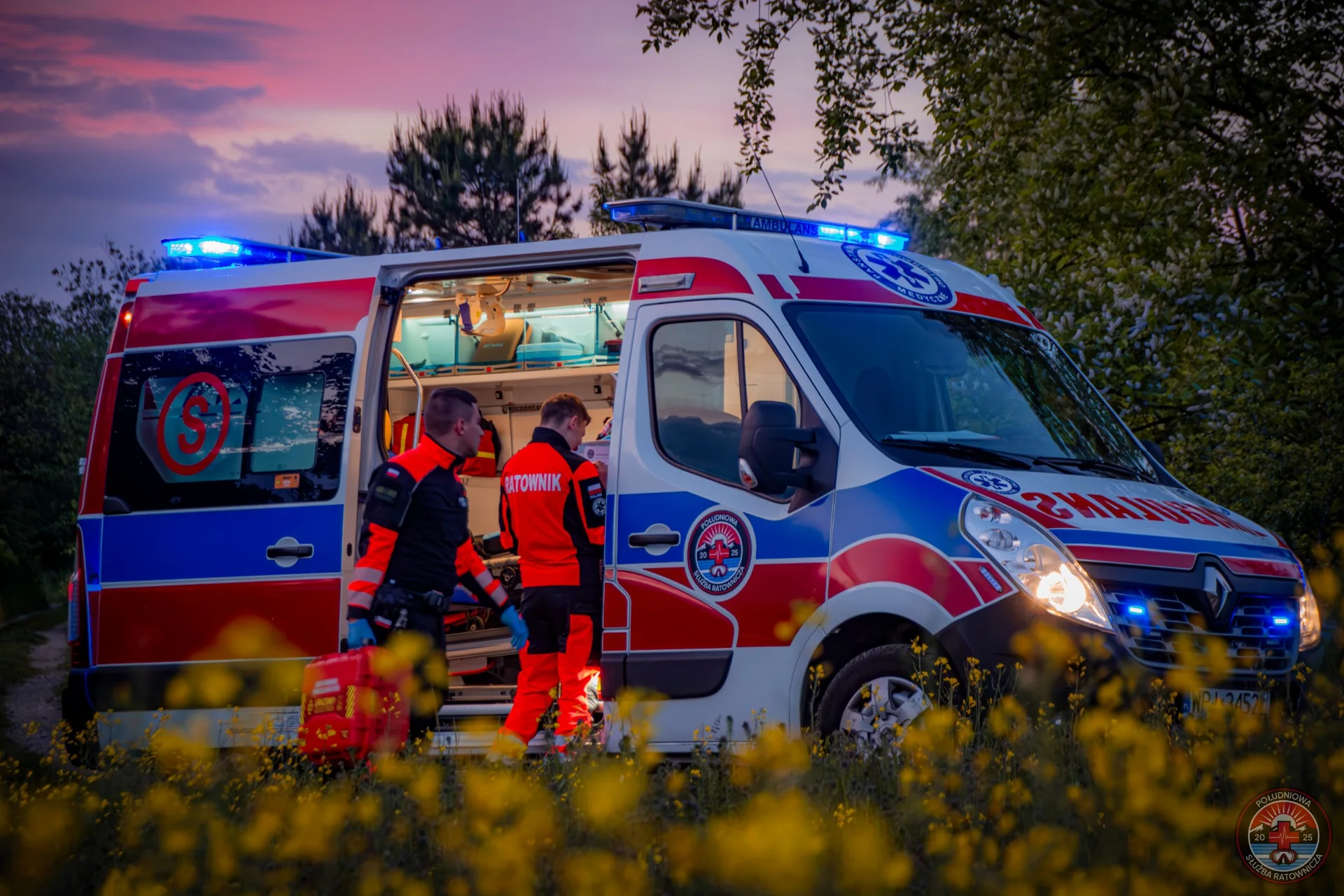 Ratownik Południowej Służby Ratowniczej przy ambulansie