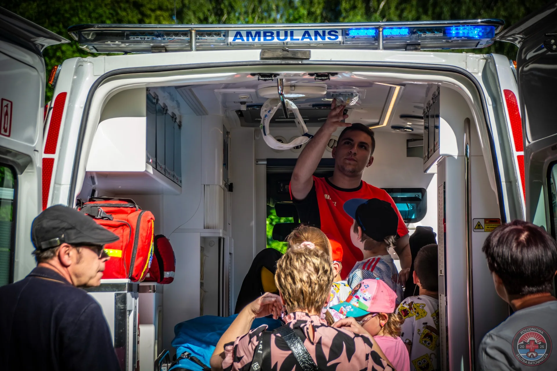 Zwiedzanie ambulansu przez dzieci